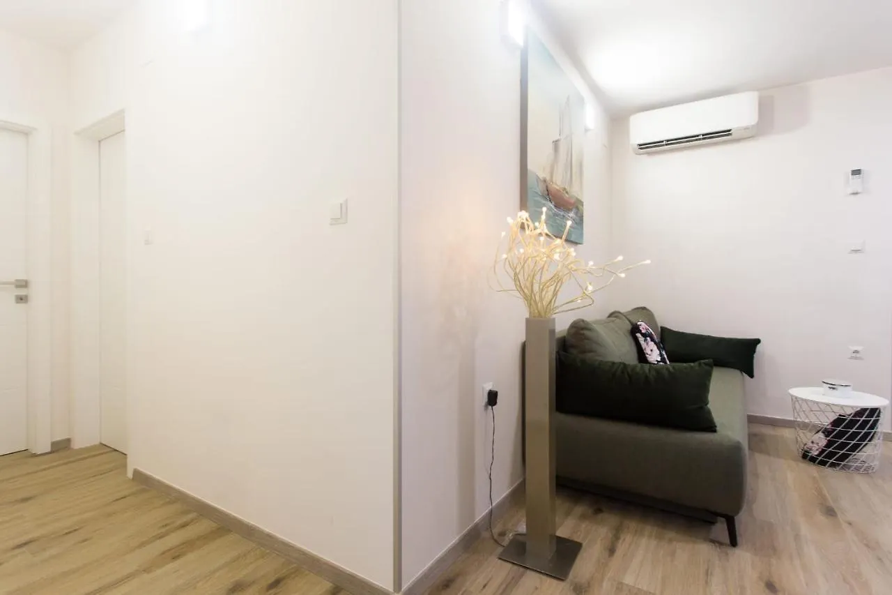 Split Apartment 0*,