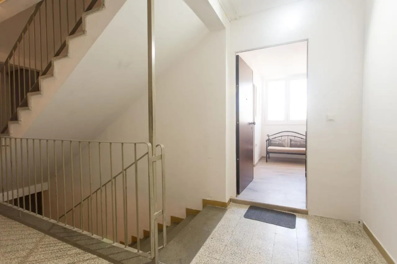 Split Apartment 0*,